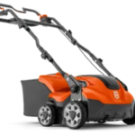 Husqvarna S 138i Vertikutierer mit Akku und Ladegerät
